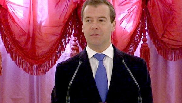 Медведев призвал россиян брать пример с многодетных семей