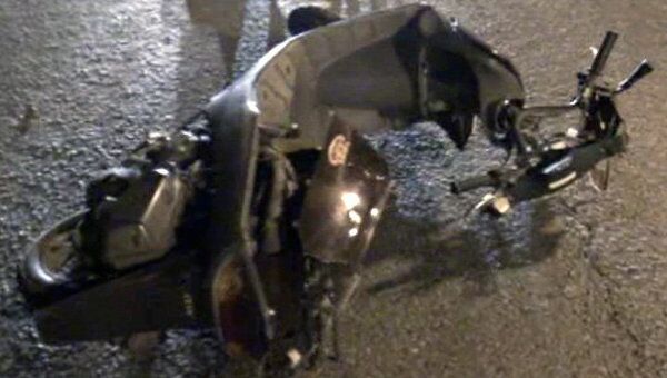 Скутерист погиб, врезавшись в припаркованный на МКАДе Mercedes