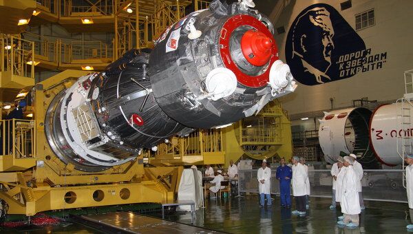 Подготовка к пуску пилотируемого космического корабля Союз ТМА-02М идет на Байконуре. Архивное фото
