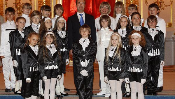 Президент РФ Д.Медведе вручил в Кремле награды многодетным родителям