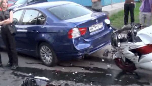 На севере Москвы мотоциклист врезался в припаркованный BMW