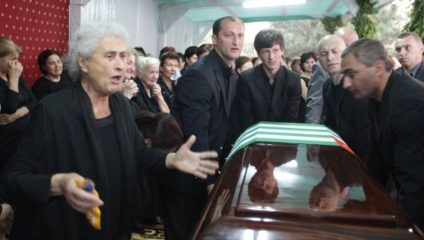 Жители Абхазии прощаются с президентом Сергеем Багапшем
