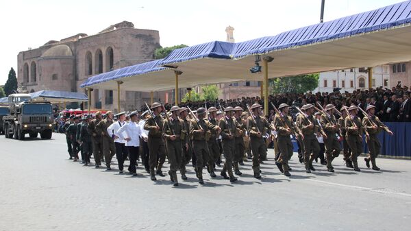 Итальянские военные участвуют в параде. Архивное фото