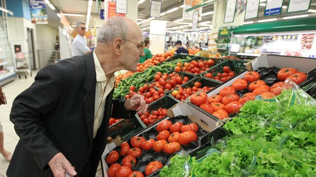 Овощи в торговом зале супермаркета. Архив