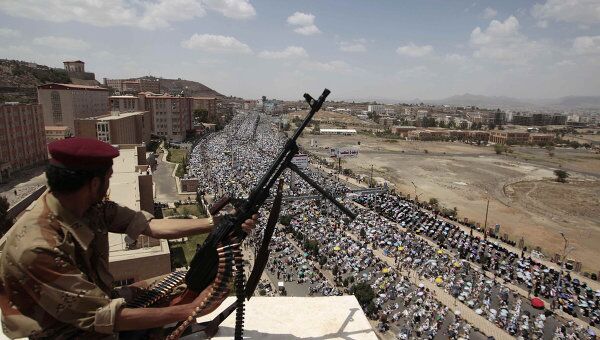 Cолдаты йеменской армии наблюдают за митингом оппозиции в Сане 