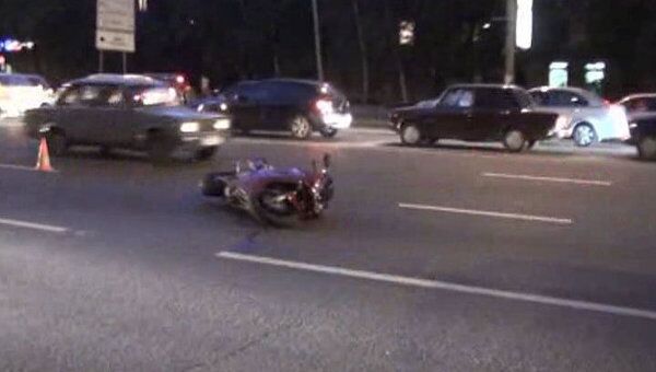 Мотоцикл врезался в Mitsubishi и пролетел юзом около 100 метров