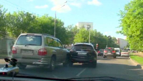 Infiniti и Lexus столкнулись на Снежной улице в Москве