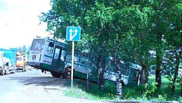 Автобус потерял управление и слетел в кювет на трассе в Вологде