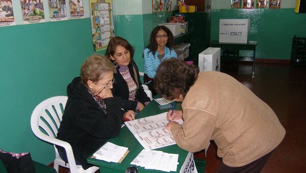 Голосование на избирательном участке в Лиме, Перу