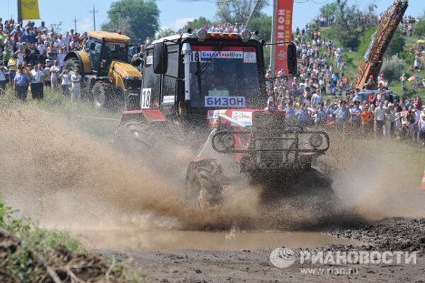 Гонки на тракторах Бизон-Трек-Шоу 2011 прошли в Ростовской области