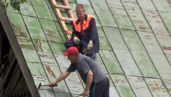 Жители Пугачево ремонтируют поврежденные взрывами дома