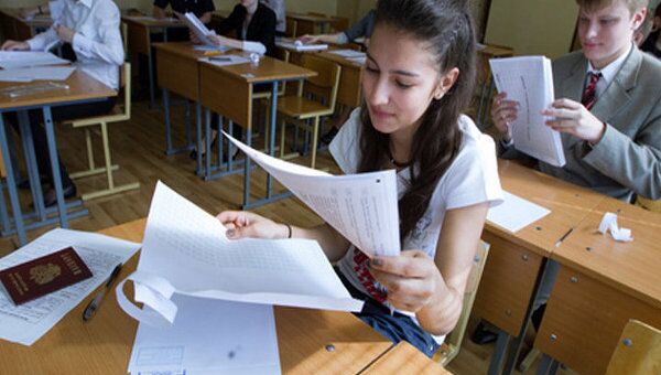 Российские школьники сдают второй обязательный ЕГЭ