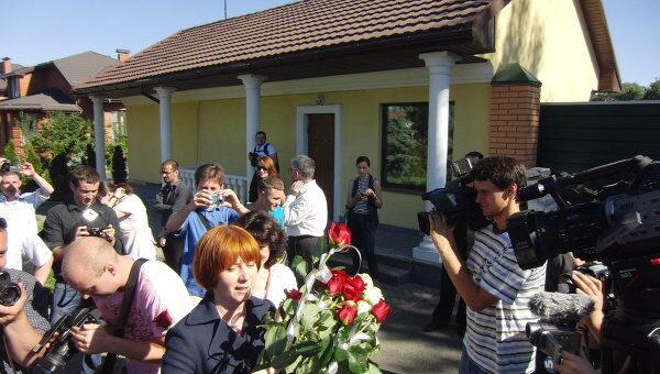 Журналисты собрались под стенами резиденции президента Украины Виктора Януковича Межигорье