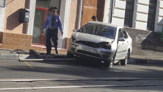 Форд сбил дорожный знак в Москве 