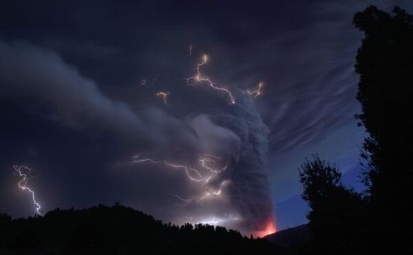 Извержение вулкана горной гряды Кауйе Кордон в Чили 