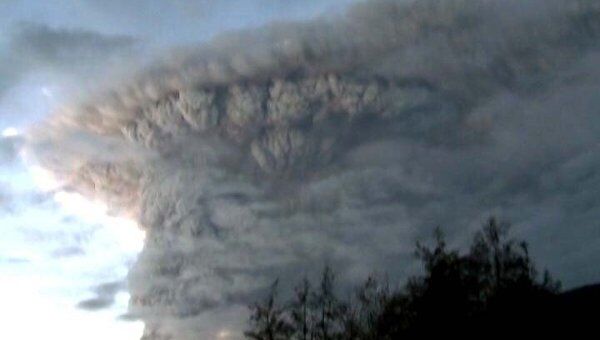 Извержение вулкана в Чили привело к эвакуации 3,5 тысяч человек