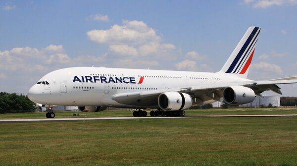 Самолет Airbus 380 (A380, авиакомпания Air France) впервые приземлился в аэропорту имени Даллеса в Вашингтоне, 6 июня 2011 года.