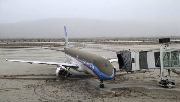 Самолет, покрытый пылью от вулкана Пуйеуэ, в аэропорту города Сан-Карлос-де-Барилоче, Аргентина