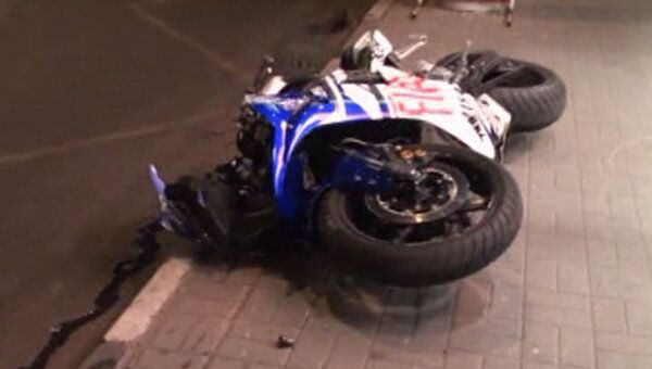 Мотоциклист пробил головой витрину палатки в Москве 