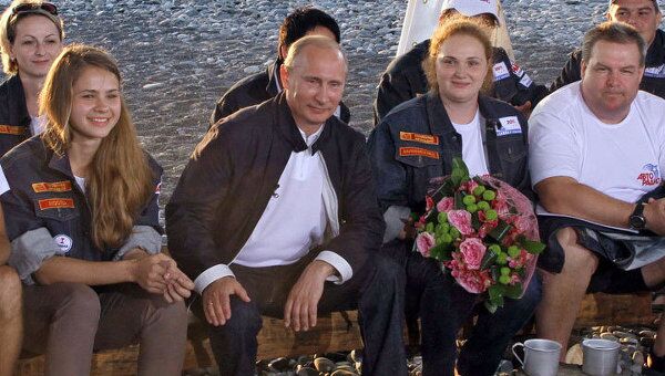 Путин и олимпийский стройотряд в Сочи спели у костра песню Пугачевой 