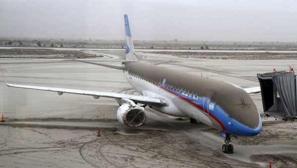 Самолет, покрытый пылью от вулкана Пуйеуэ, в аэропорту города Сан-Карлос-де-Барилоче, Аргентина. Архив