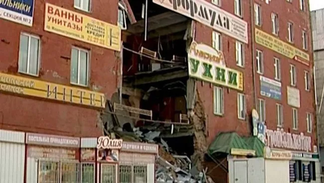 Видео с места обрушения перекрытий в ТЦ в Кургане