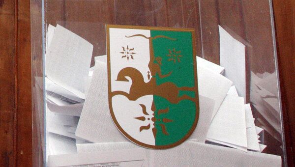 Урна для голосования на избирательном участке в Абхазии. Архив