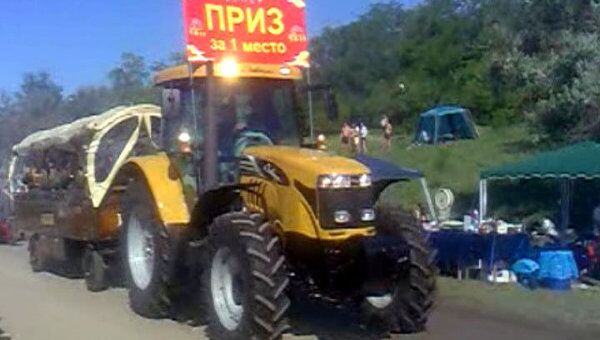 37 трактористов проехали по бездорожью на Бизон-Трек-Шоу 