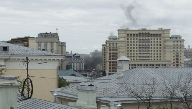 Дым от сгоревшего автобуса в Москве 