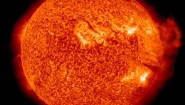 Телескоп НАСА зафиксировал фонтан из плазмы на Солнце