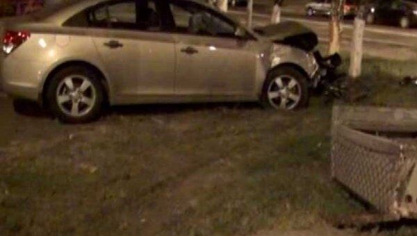 Автомобиль врезался в пульт управления светофорами на востоке Москвы