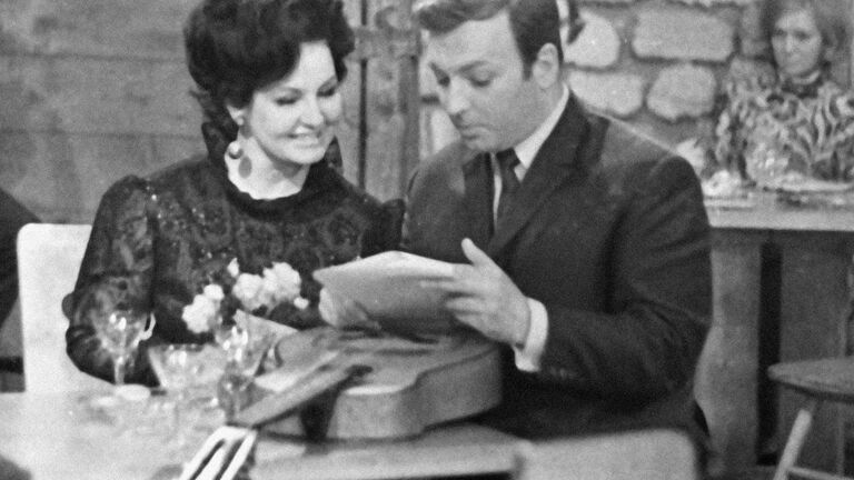 Зоя Зелинская в роли пани Терезы и Михаил Державин в роли ведущего на съемках телевизионной передачи «Кабачок 13 стульев»