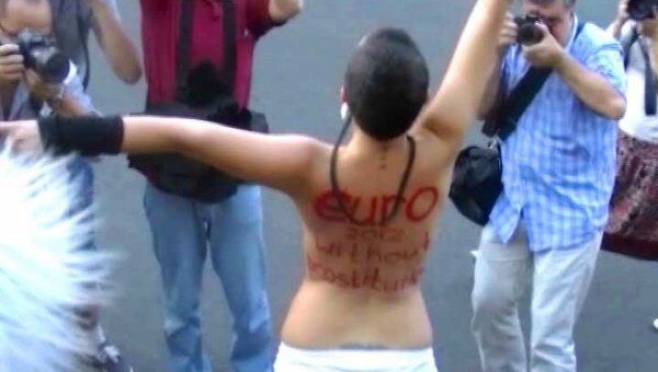 Попытка активистки FEMEN сорвать торжественный митинг провалилась
