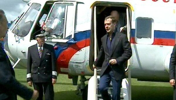 Медведев облетел на вертолете один из самых грязных городов России