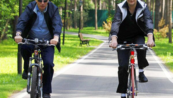 Медведев и Путин покатались на велосипедах 