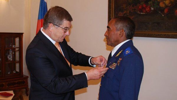 Посол РФ на Кубе вручил кубинскому космонавту медаль За заслуги в освоении космоса