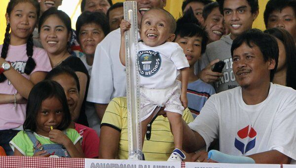 Филиппинец Джунри Балуинг ростом 55 см стал самым маленьким взрослым на Земле