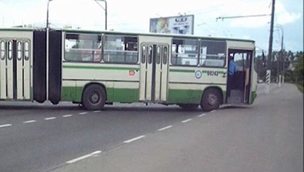 Из-за поломки рейсовый автобус заблокировал проезд на юге Москвы 