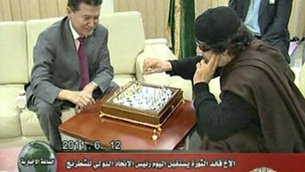 Ливийский лидер Муаммар Каддафи играет в шахматы с президентом ФИДЕ Кирсаном Илюмжиновым