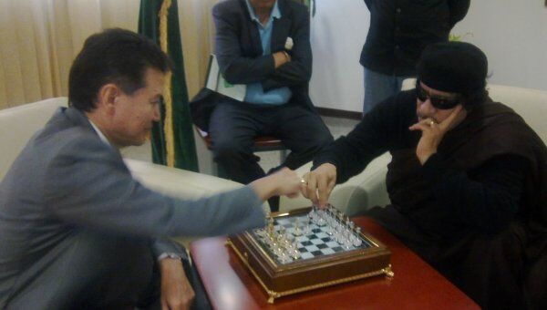 Илюмжинов играет в шахматы с полковником Каддафи