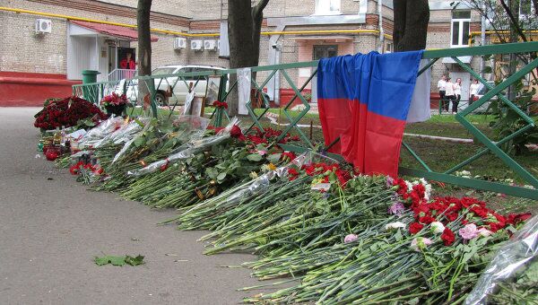 Цветы на месте убийства Буданова 