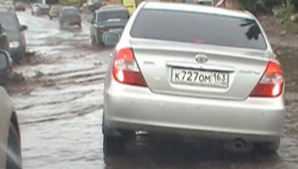 Toyota провалилась в яму на Ракитовском шоссе в Самаре
