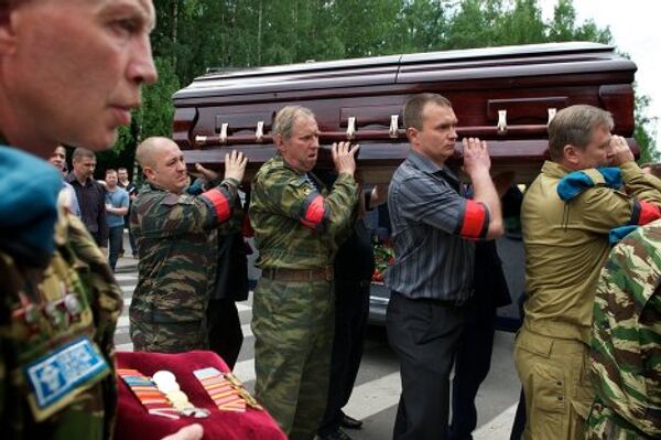Военнослужащие несут гроб с телом бывшего полковника Юрия Буданова на Новолужинском кладбище в подмосковных Химках