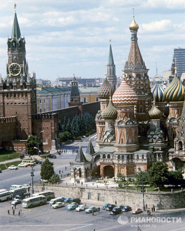 Вид на храм Василия Блаженного (Покровский собор) и Спасскую башню Московского Кремля