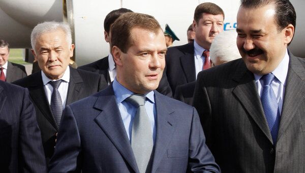 Прибытие президента РФ Дмитрия Медведева в Астану для участия в десятом саммите ШОС