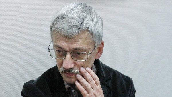 Оглашение приговора главе правозащитного центра Мемориал Олегу Орлову