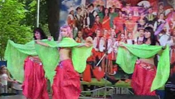 Танцы народов мира исполнили на летнем фестивале в Краснодаре