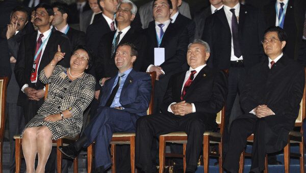 Дмитрий Медведев, Роза Отунбаева и Нурсултан Назарбаев на саммите ШОС в Астане