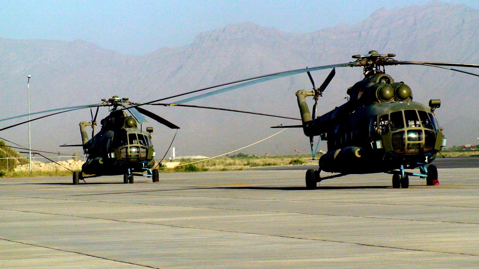 Вертолетный парк ВВС Афганистана, вертолеты Ми-17. Архивное фото - РИА Новости, 1920, 15.10.2019