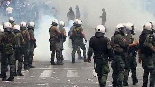 Полиция разгоняла демонстрантов в Афинах дубинками и слезоточивым газом